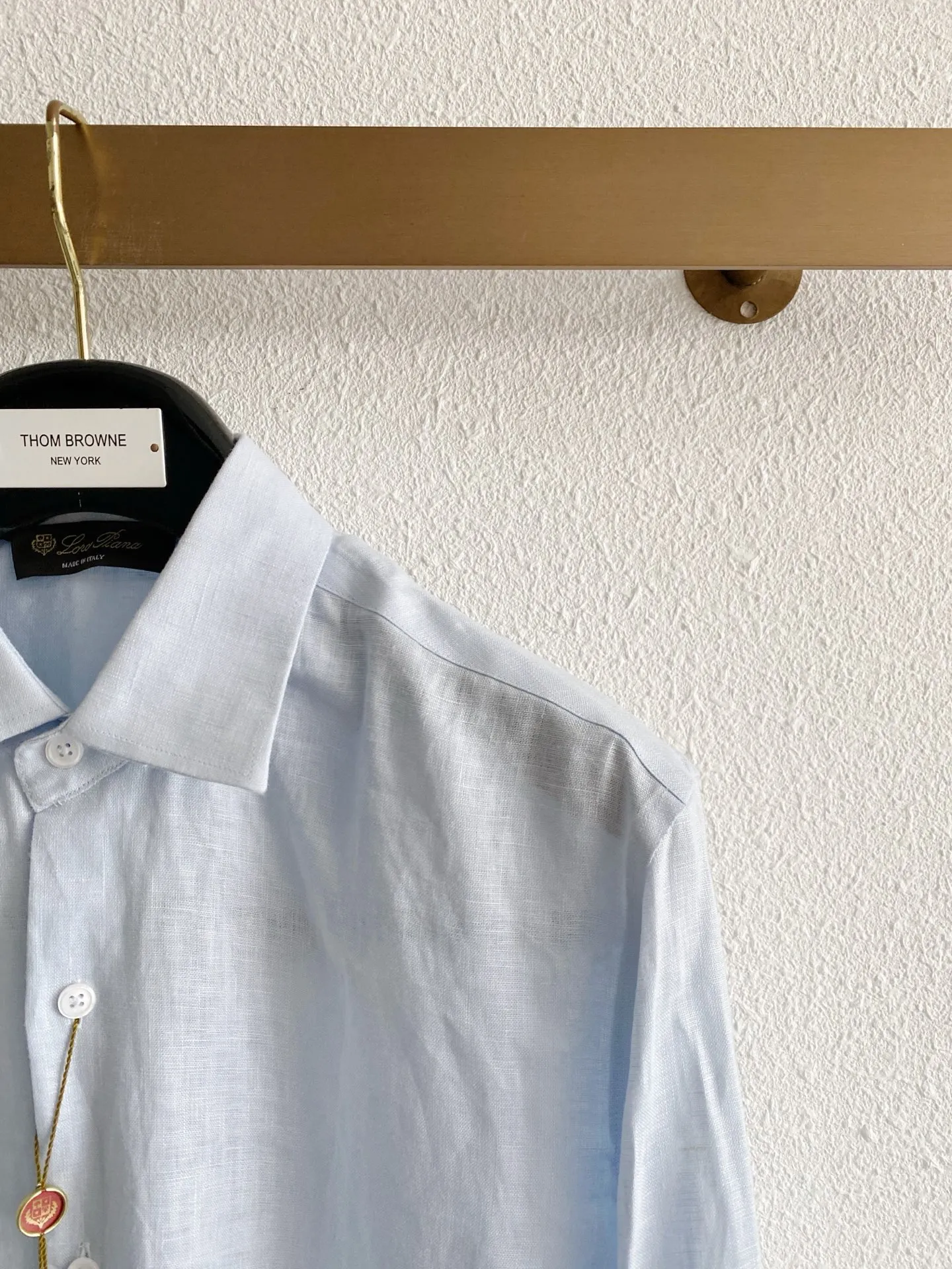 Loro Piana selects high-quality linen fabrics, which are breathable and skin-friendly, with natural texture, making them refreshing and not stuffy to wear in summer. Fitted and crisp shirt silhouette with crisp collar that flatters your face. Simple and light luxury style, clean and high-end, available in two colors, suitable for commuting and leisure, creating a refreshing and textured look for men. Sizes:M-4XL